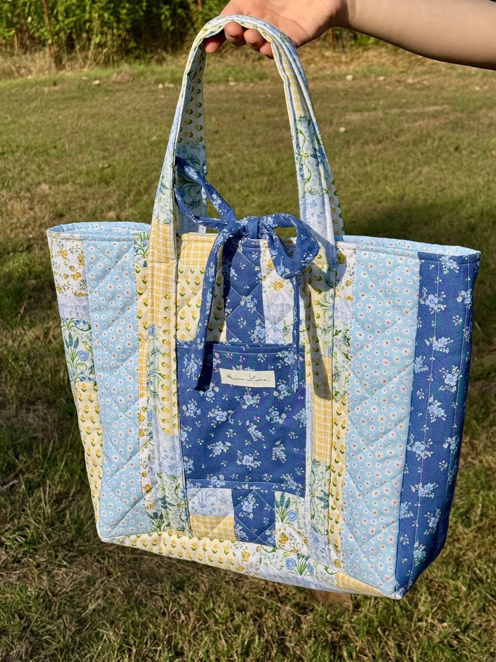 Something Blue Purse interior showing blue daisy lining and navy floral interior pocket
